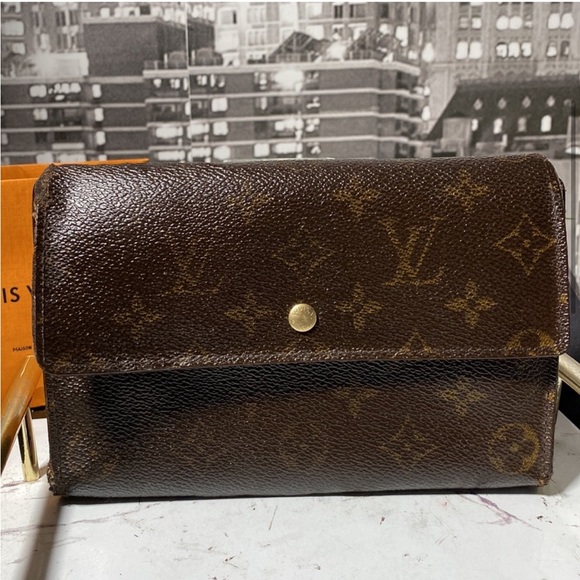 Louis Vuitton Monogram Wallet - Authentic - Picture 4 of 16